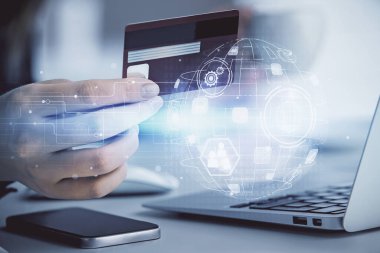 İnternetten alışveriş yapan kadının elinde kredi kartı ve sosyal ağ temalı bir çizim var. İlişki E-ticaret kavramı.