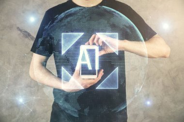 Bir adamın elini tutarken ve dijital bir cihaz ve veri temalı hologram çizimi kullanırken çift pozlama. Teknoloji konsepti.