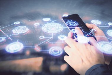 Bir adamın elini tutarken ve telefon ve sosyal ağ teması kullanırken çift pozlama.