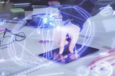 Bir adamın elini tutarken ve telefon ve eğitim teması kullanırken çift pozlama.