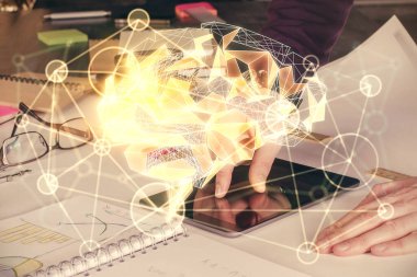 Bir adamın elini tutarken ve dijital bir cihaz ve beyin hologramı çizerken çift pozlama. Veri kavramı.