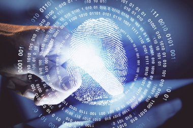 Dijital bir cihaz ve parmak izi hologramı kullanarak insanın elini tutarken çift pozlama. Güvenlik kavramı.
