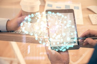 Bir adamın elini tutarken ve dijital bir cihaz ve beyin hologramı çizerken çift pozlama. Veri kavramı.