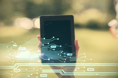 Teknolojiye çifte maruz kalma, hologram çizimi ve cep telefonu kullanan bir kadın. Ai kavramı