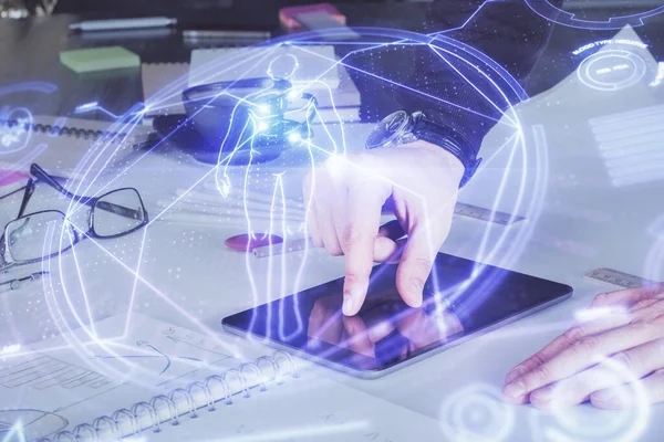 Bir adamın elini tutarken ve telefon ve eğitim teması kullanırken çift pozlama.