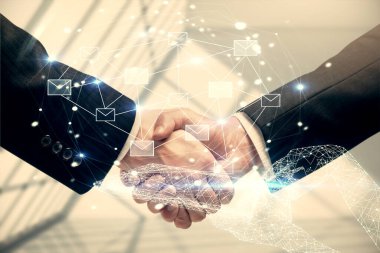 Havada uçuşan zarfın hologramı çekerken ve iki adamın el sıkışırken iki kez görüntülenmesi. E- posta konsepti.