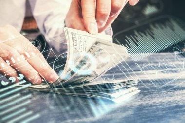 Teknolojinin hologramı, Amerikan dolarları ve insan eli çizimleri. Teknoloji konsepti.