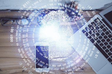 Masanın üzerinde telefon ile parmak izine iki kez rastlandı. Üst Manzara. Gezici güvenlik kavramı.