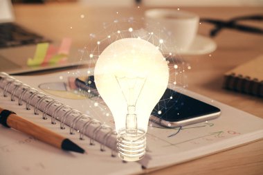 Ampul çizimi ve cep telefonu arkaplanı çift pozlu. Fikir kavramı