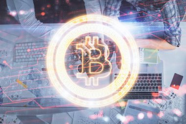 Kadın ve erkeğin birlikte çalışırken çift pozlama ve şifreli hologram çizimi. Bilgisayar arkaplanı. Blockchain konsepti. Üst Görünüm.