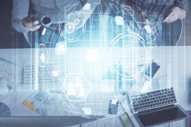 Kadın ve erkeğin birlikte çalıştığı çifte pozlama ve sosyal ağ temalı hologram çizimi. Bilgisayar arkaplanı. konsept bağlanıyor. Üst Görünüm.