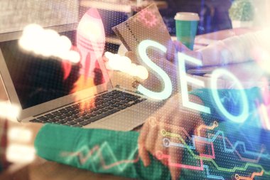 Kadın ve erkeğin birlikte çalışıp hologram çizerken çift pozlama. Teknoloji konsepti. Bilgisayar arkaplanı.