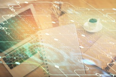 Bilgisayar ve veri temalı hologram çizimleri üzerinde çalışan kadın ellerine çok fazla maruz kalma. Teknoloji kavramı.