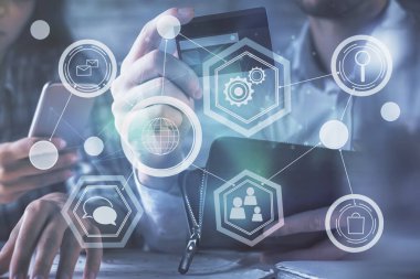 Bir kredi kartı ve sosyal ağ temalı hologram çizimi tutan bir kadın ve erkeğin online alışverişine iki kez maruz kalıyorlar. Bağlayan ve E-ticaret yapan insanlar çevrimiçi konsept üzerinden ödeme yapıyorlar.