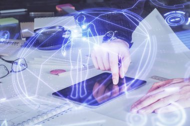 Bir adamın elini tutarken ve telefon ve eğitim teması kullanırken çift pozlama.