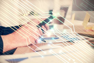 Dijital bir cihaz ve veri temalı çizim kullanan bir adamın el ele tutuşması. Yenilik kavramı.