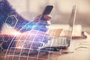 Dijital bir cihaz ve harita kullanarak insanın elini tutarken birden fazla pozlama. Uluslararası iş kavramı.