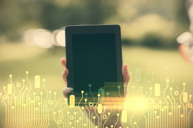 Teknolojiye çifte maruz kalma, hologram çizimi ve cep telefonu kullanan bir kadın. Ai kavramı