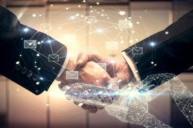 Havada uçuşan zarfın hologramı çekerken ve iki adamın el sıkışırken iki kez görüntülenmesi. E- posta konsepti.