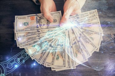 Teknolojinin hologramı, Amerikan dolarları ve insan eli çizimleri. Teknoloji konsepti.