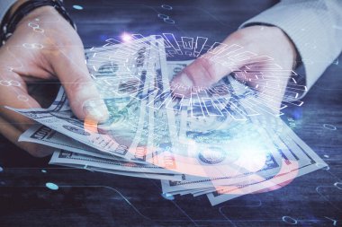 Teknolojiye çoklu maruz kalma hologram, dolar banknotları ve insan eli. Veri kavramı