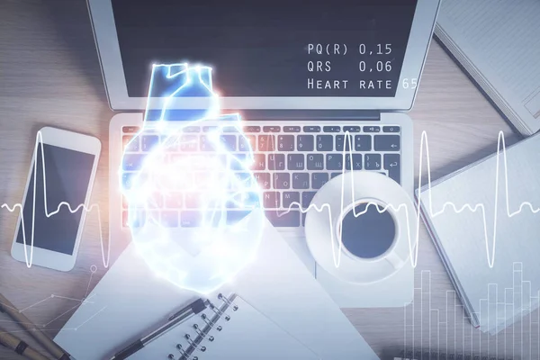 Herz Hologramm Zeichnungen Über Dem Computer Auf Dem Desktop Hintergrund — Stockfoto