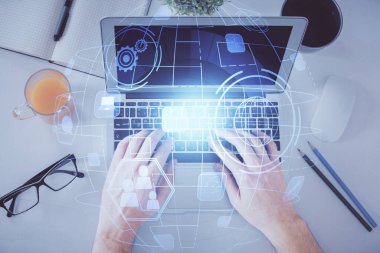 İnsan elinin bilgisayar klavyesi ve sosyal ağ temalı hologram çizimlerinin üzerine iki kez yazı yazması. Üst Manzara. İnsanlar web konseptini bağlar.
