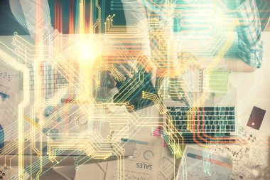 Birlikte çalışan kadın ve erkeğin çifte pozu ve dünya haritası çizimi. Uluslararası ağ konsepti. Bilgisayar arkaplanı. Üst Görünüm.