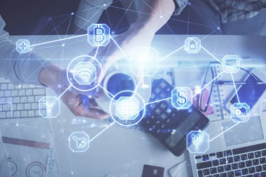 Kadın ve erkeğin birlikte çalıştığı çifte pozlama ve sosyal ağ temalı hologram çizimi. Bilgisayar arkaplanı. konsept bağlanıyor. Üst Görünüm.