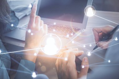 Kadın ve erkeğin birlikte çalıştığı çifte pozlama ve sosyal ağ temalı hologram çizimi. İnsanlar konsepte bağlanır. Bilgisayar arkaplanı.