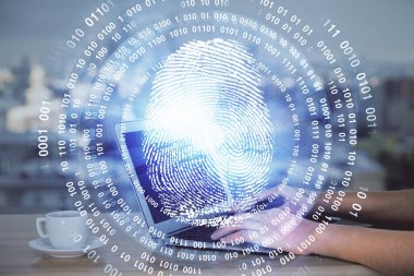 Bilgisayarda yazı yazan ve parmak izi çizimi yapan bir kadının ellerine iki kez maruz kalmış. Güvenlik kavramı.