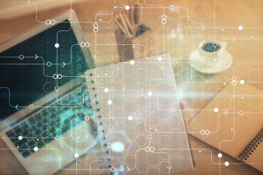 Bilgisayar ve veri temalı hologram çizimleri üzerinde çalışan kadın ellerine çok fazla maruz kalma. Teknoloji kavramı.