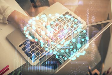 Bilgisayar ve insan beyin hologramı çizimleri üzerinde çalışan kadın ellerine çok maruz kaldı. Ai teknoloji konsepti.