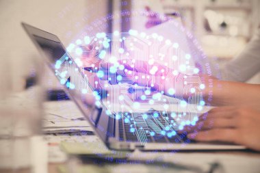 Bilgisayar ve beyin hologramı çizimleri üzerinde çalışan çok sayıda kadın eli var. Ai kavramı.