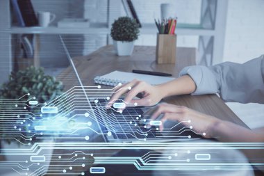 Bilgisayar ve veri temalı hologram çizimlerinde çalışan kadın elleri çift pozlama. Teknoloji kavramı.