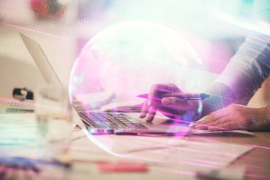 Bilgisayar ve teknoloji temalı çizimlerde kadın elinin çifte pozlanması. Yüksek Teknoloji kavramı.