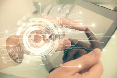 Dijital bir cihaz ve veri temalı çizim kullanan bir adamın el ele tutuşması. Yenilik kavramı.