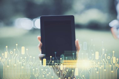 Teknolojiye çifte maruz kalma, hologram çizimi ve cep telefonu kullanan bir kadın. Ai kavramı