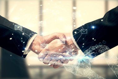 Havada uçuşan zarfın hologramı çekerken ve iki adamın el sıkışırken iki kez görüntülenmesi. E- posta konsepti.