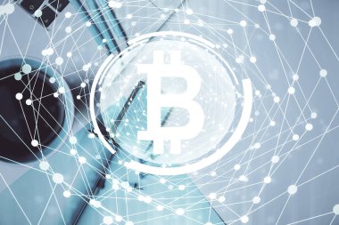 Masaüstü arkaplanındaki bilgisayarın üzerinden engelleme temalı hologram çizimleri. Üst Manzara. Çoklu maruz kalma. Kripto ekonomi kavramı.