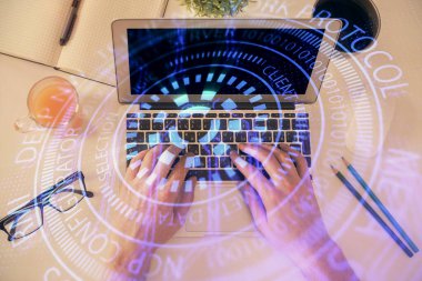 İnsan elinin bilgisayar klavyesi ve veri temalı hologram çiziminin üzerine yazarken çoklu pozlama. Üst Manzara. Teknoloji konsepti.