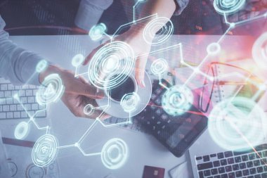 Kadın ve erkeğin birlikte çalıştığı çifte pozlama ve sosyal ağ temalı hologram çizimi. Bilgisayar arkaplanı. konsept bağlanıyor. Üst Görünüm.