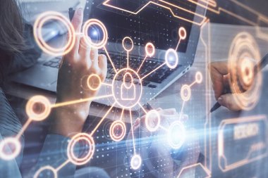 Kadın ve erkeğin birlikte çalıştığı çifte pozlama ve sosyal ağ temalı hologram çizimi. İnsanlar konsepte bağlanır. Bilgisayar arkaplanı.