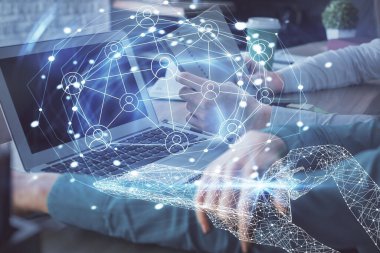 Kadın ve erkeğin birlikte çalıştığı çifte pozlama ve sosyal ağ temalı hologram çizimi. İnsanlar konsepte bağlanır. Bilgisayar arkaplanı.