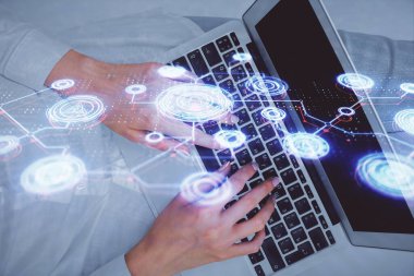 Bilgisayar ve sosyal ağ temalı hologram çizimlerinde çalışan kadın elleri çift pozlama. Üst Manzara. İnsanlar bağlantı konsepti.