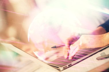 Bilgisayar ve teknoloji temalı çizimlerde kadın elinin çifte pozlanması. Yüksek Teknoloji kavramı.