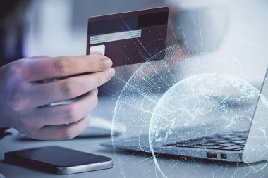 İnternetten alışveriş yapan kadının elinde kredi kartı ve sosyal ağ temalı bir çizim var. İlişki E-ticaret kavramı.