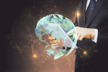 Bir adamın elini tutarken ve telefon ve sosyal ağ teması kullanırken çift pozlama.