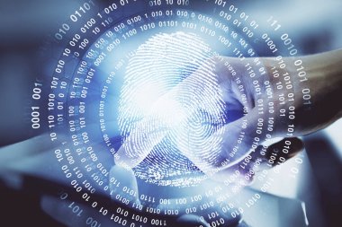 Dijital bir cihaz ve parmak izi hologramı kullanarak insanın elini tutarken çift pozlama. Güvenlik kavramı.
