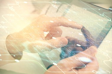 Dijital bir cihaz ve veri temalı çizim kullanan bir adamın el ele tutuşması. Yenilik kavramı.